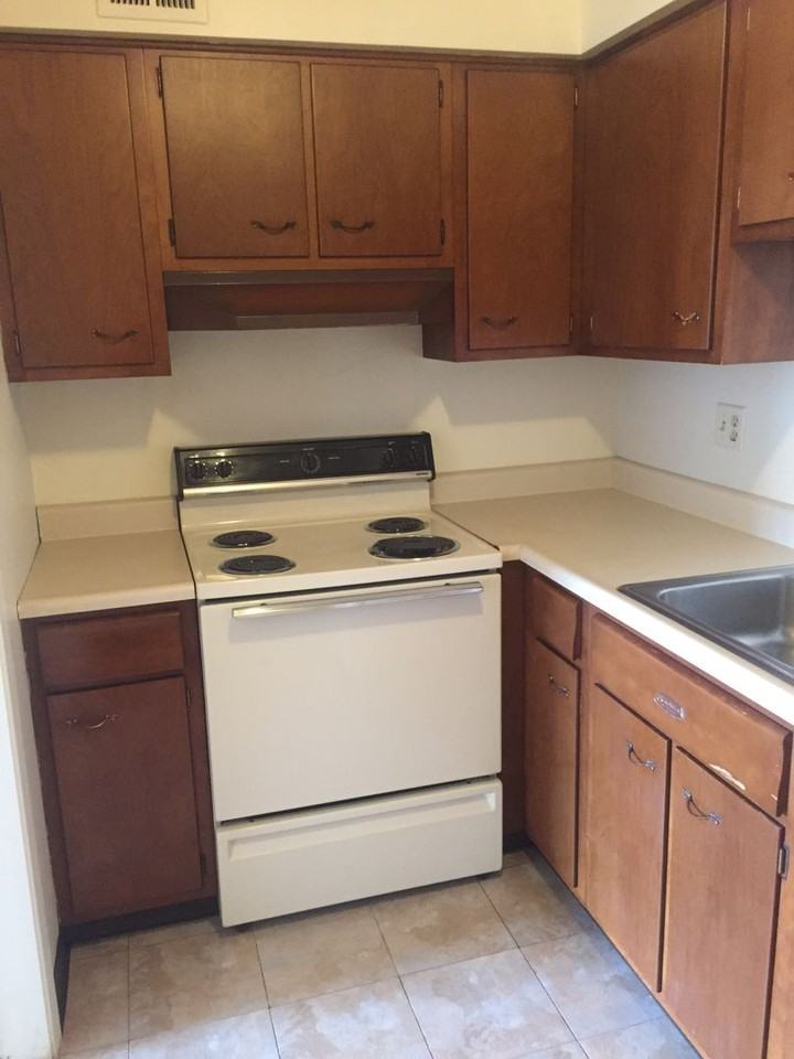 Parkway Manor on the Lake Apts - Photo 2 of 13