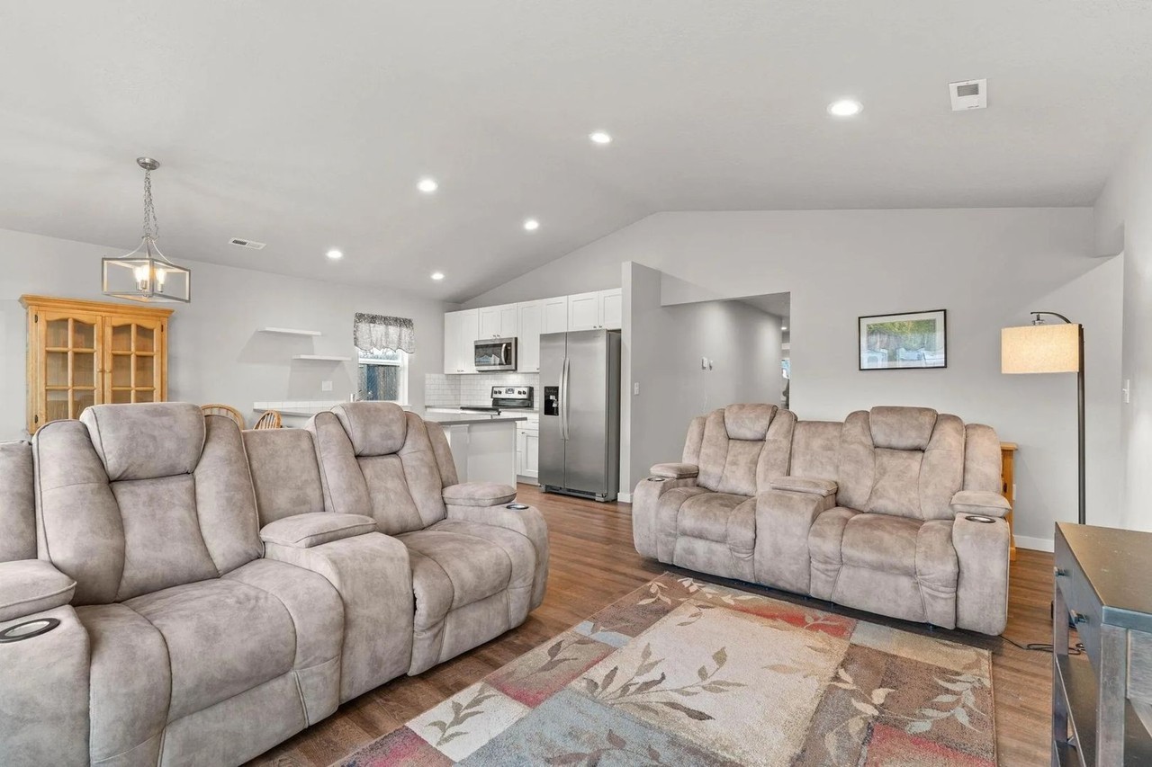 421 S Barker Rd - Photo 3 of 14