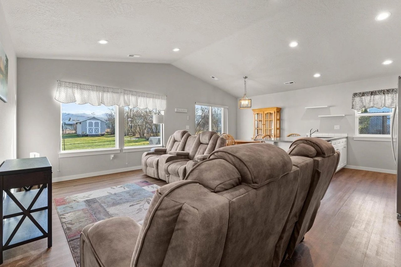 421 S Barker Rd - Photo 4 of 14