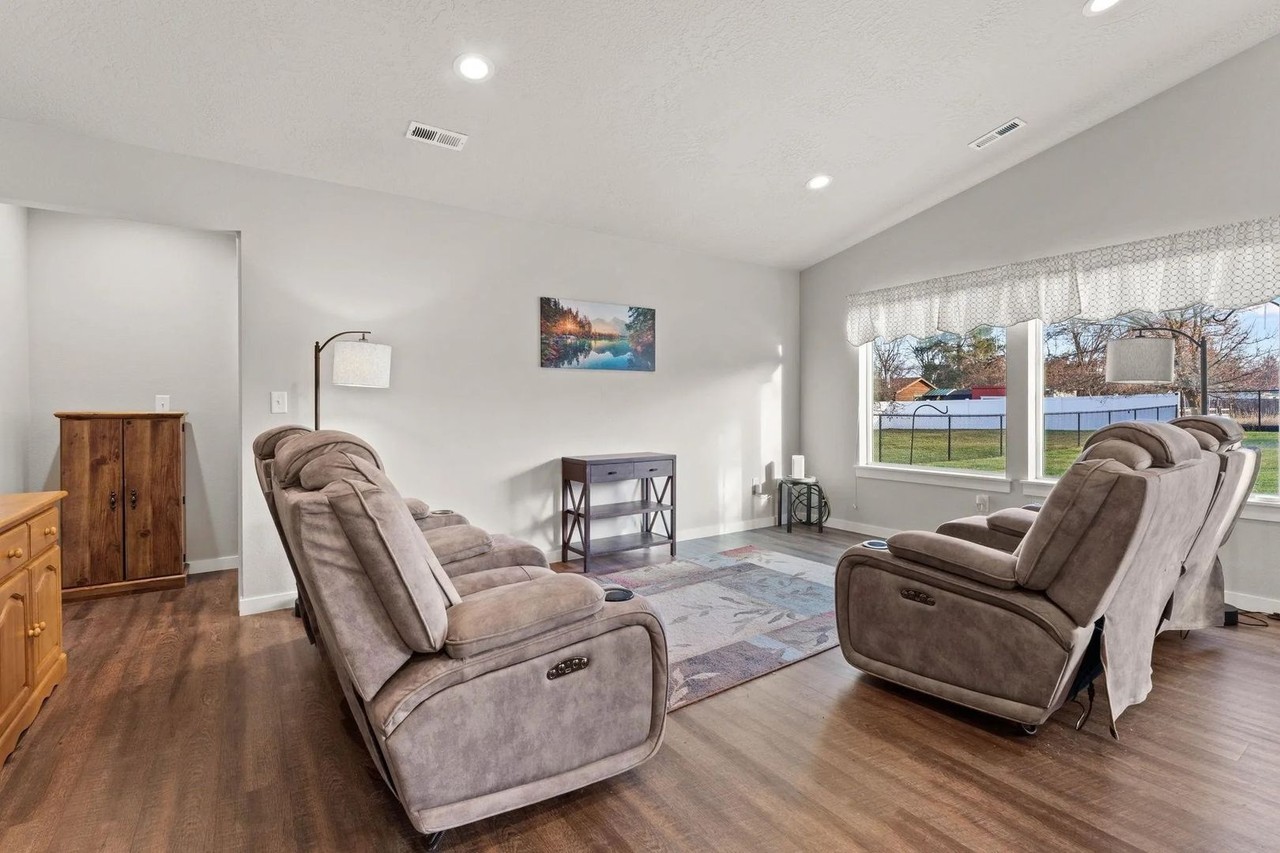 421 S Barker Rd - Photo 5 of 14