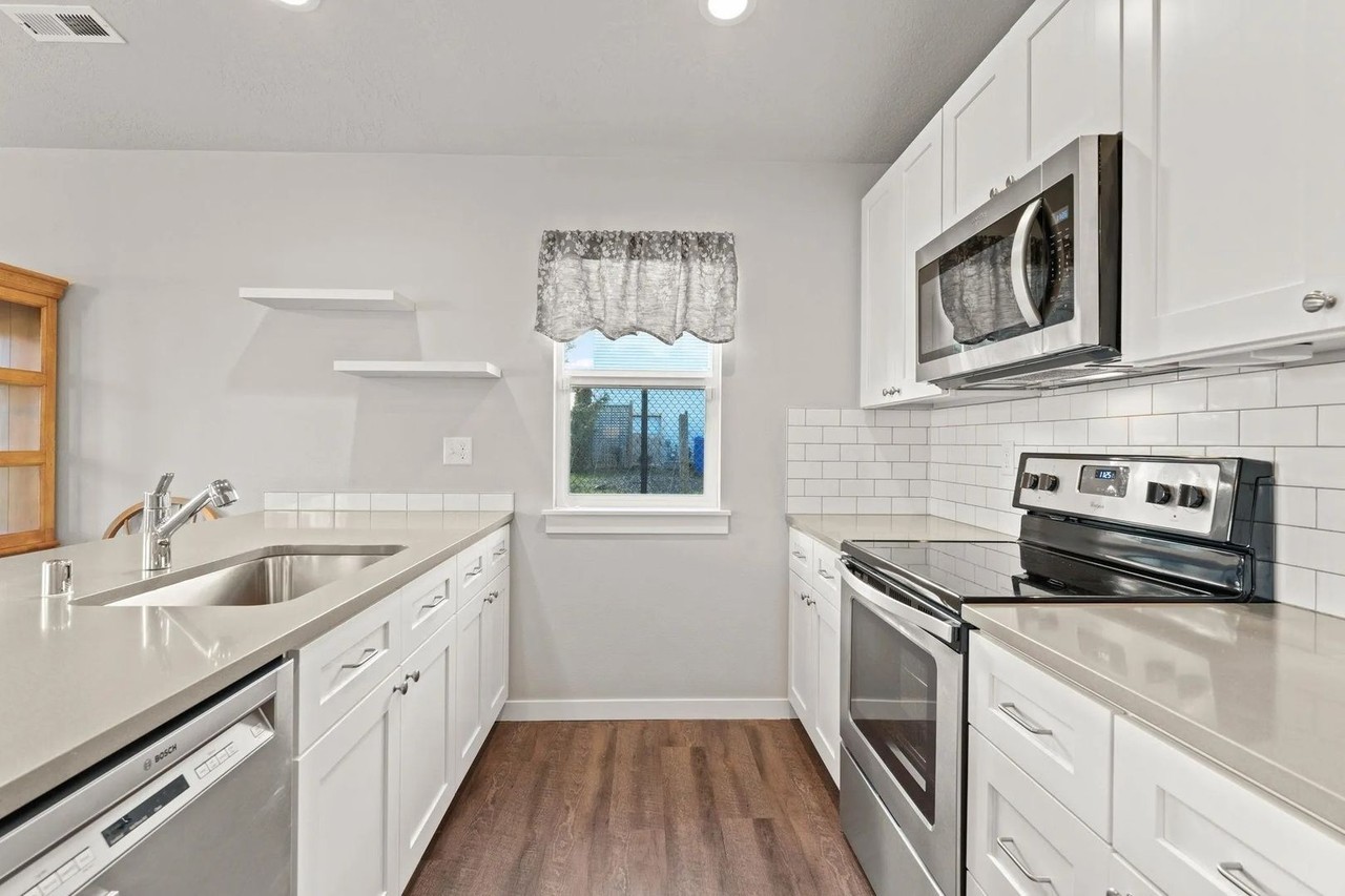 421 S Barker Rd - Photo 6 of 14