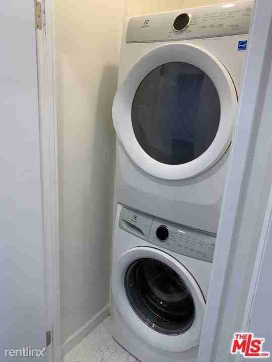 7924 Clinton St - Photo 3 of 12