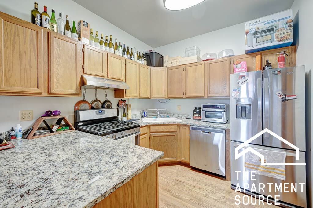 1160 W Grand Ave #2R - Photo 2 of 12