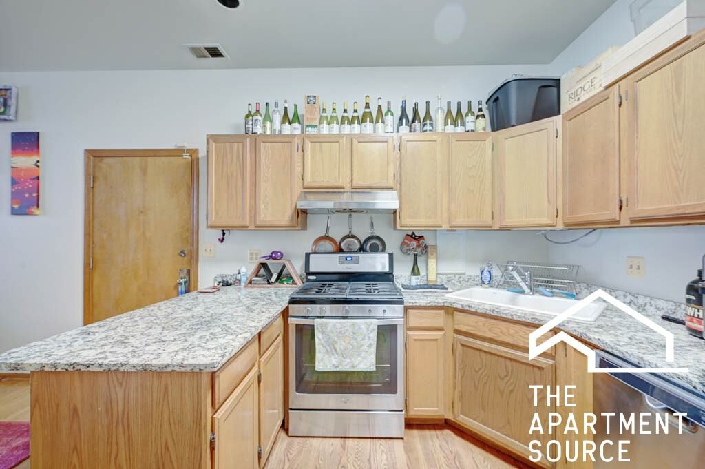 1160 W Grand Ave #2R - Photo 3 of 12