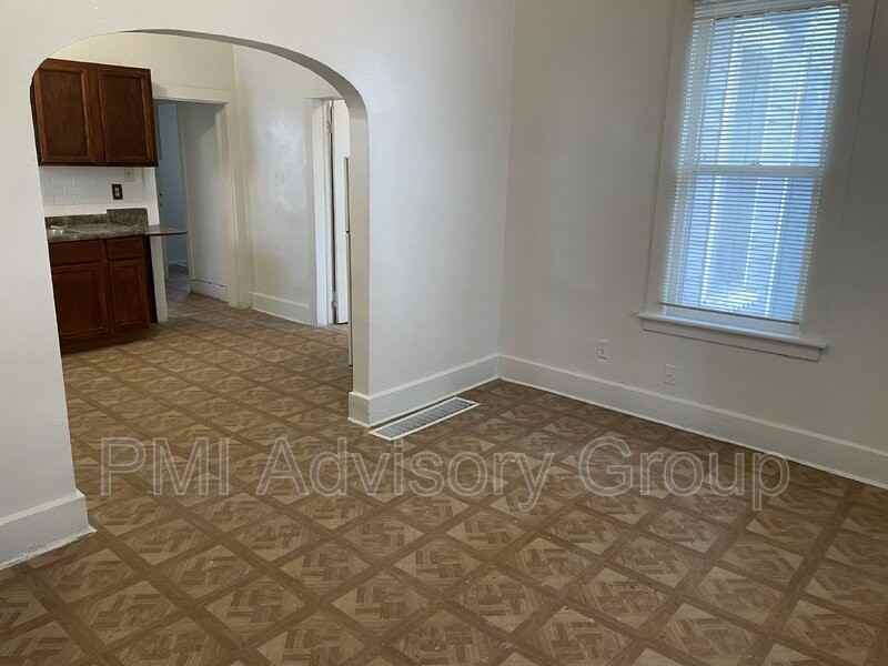 308 Se Hancock St - Photo 2 of 10