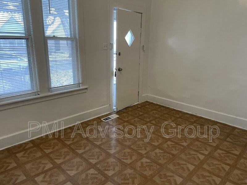 308 Se Hancock St - Photo 3 of 10