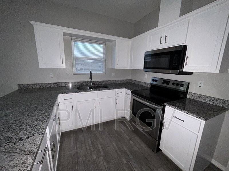 1905 Stauffer St #1 - Photo 4 of 13