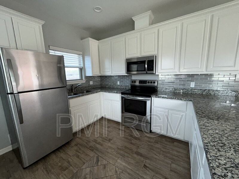 2100 Jackson St #2 - Photo 4 of 13