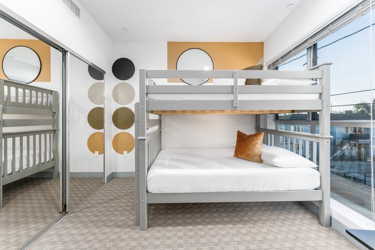 Lido Apartments - 4025 Grandview - Photo 2 of 26