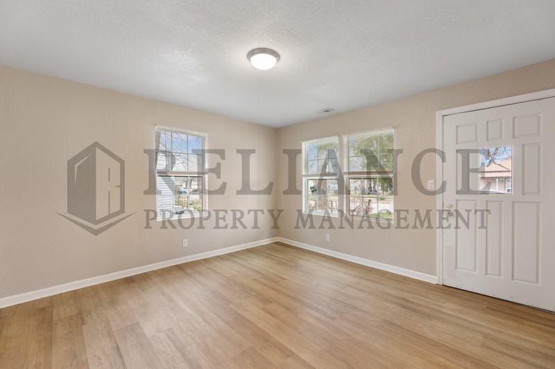 563 S All Hallows Ave - Photo 7 of 16