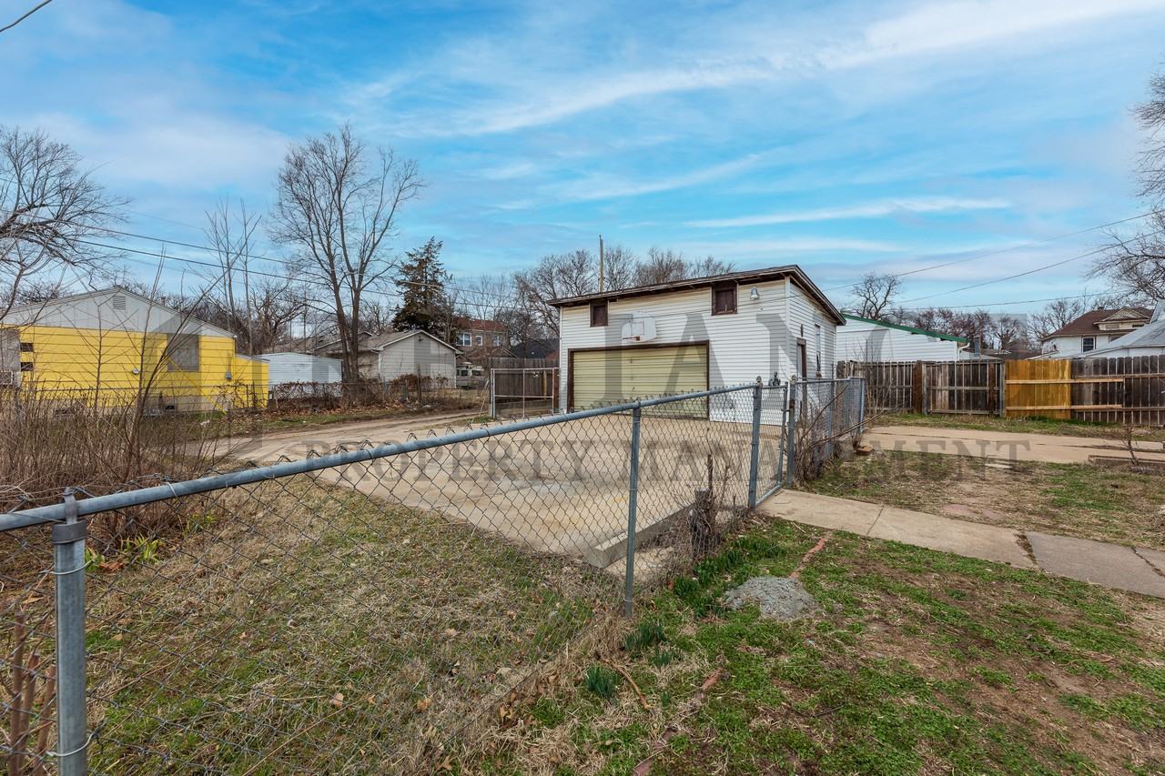 1445 S Market St - Photo 2 of 21