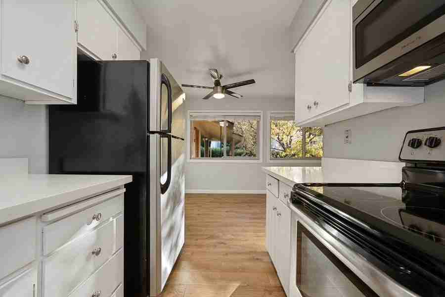 284 Tyrella Ave #08 - Photo 3 of 35