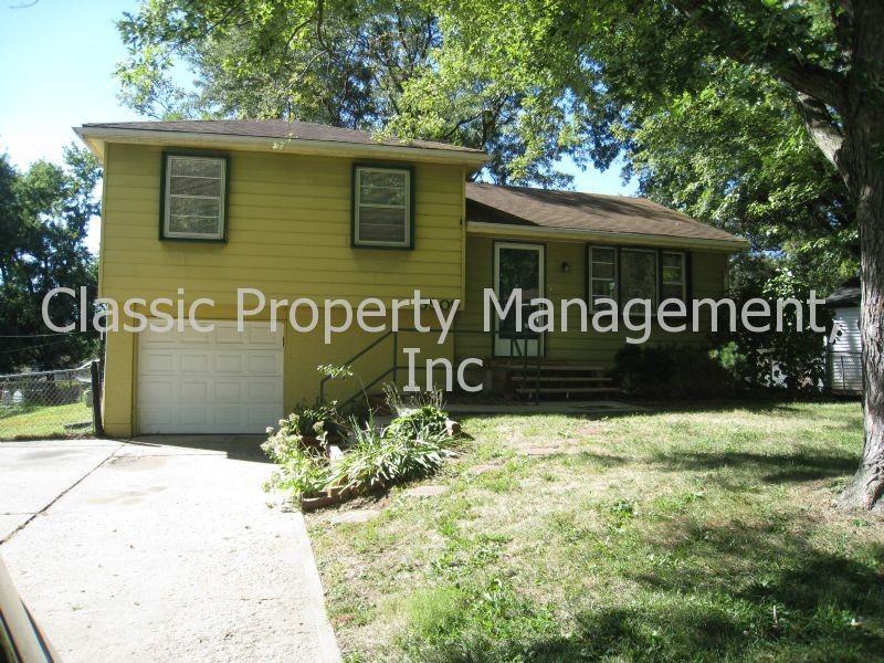 5509 NE 58th St - Photo 2 of 15