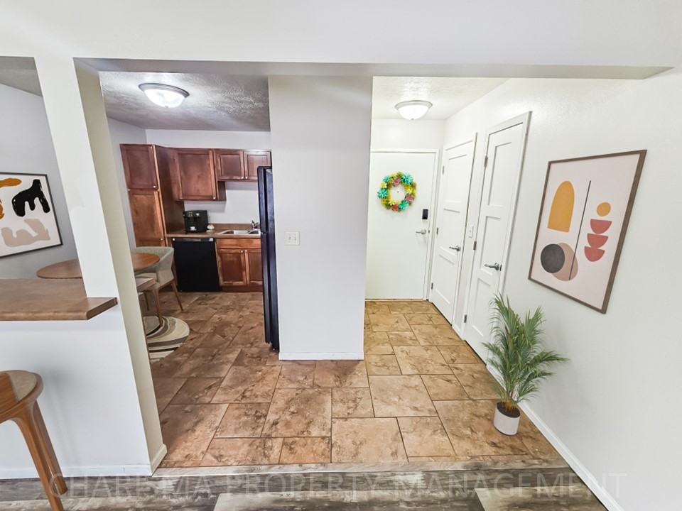 700 West 6th Street #2 - Photo 3 of 18