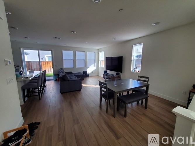 Reunion Ct #C - Photo 2 of 10