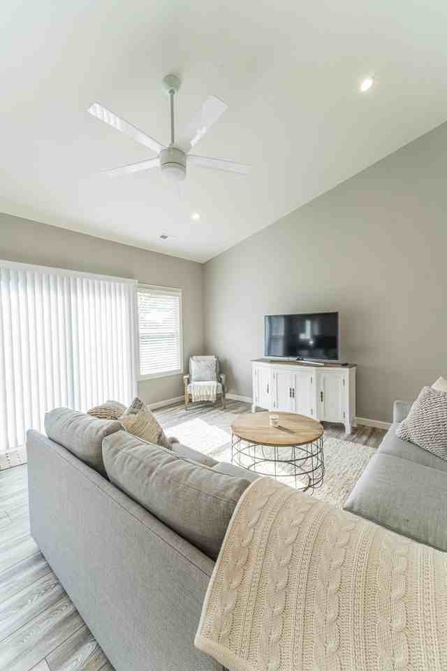 179 Lakeshore Ct #NA - Photo 2 of 7