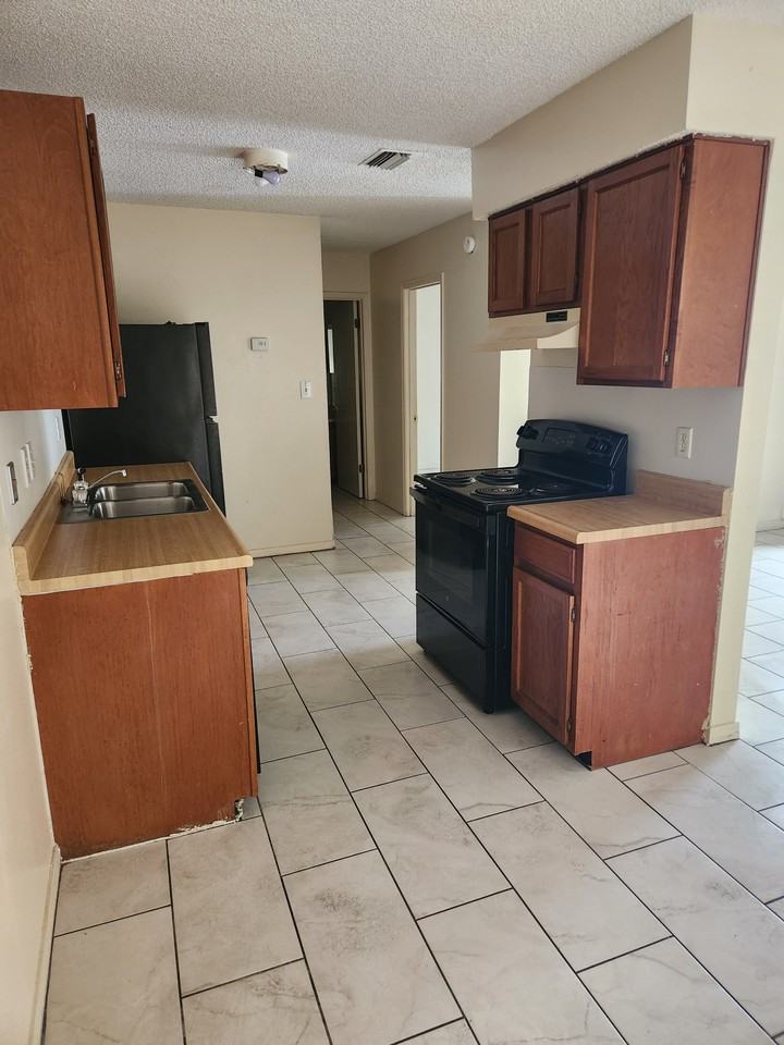 684 S 72nd Ave #D - Photo 2 of 5
