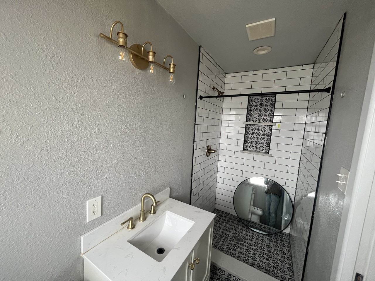 1409 E 19th St #NA - Photo 2 of 27