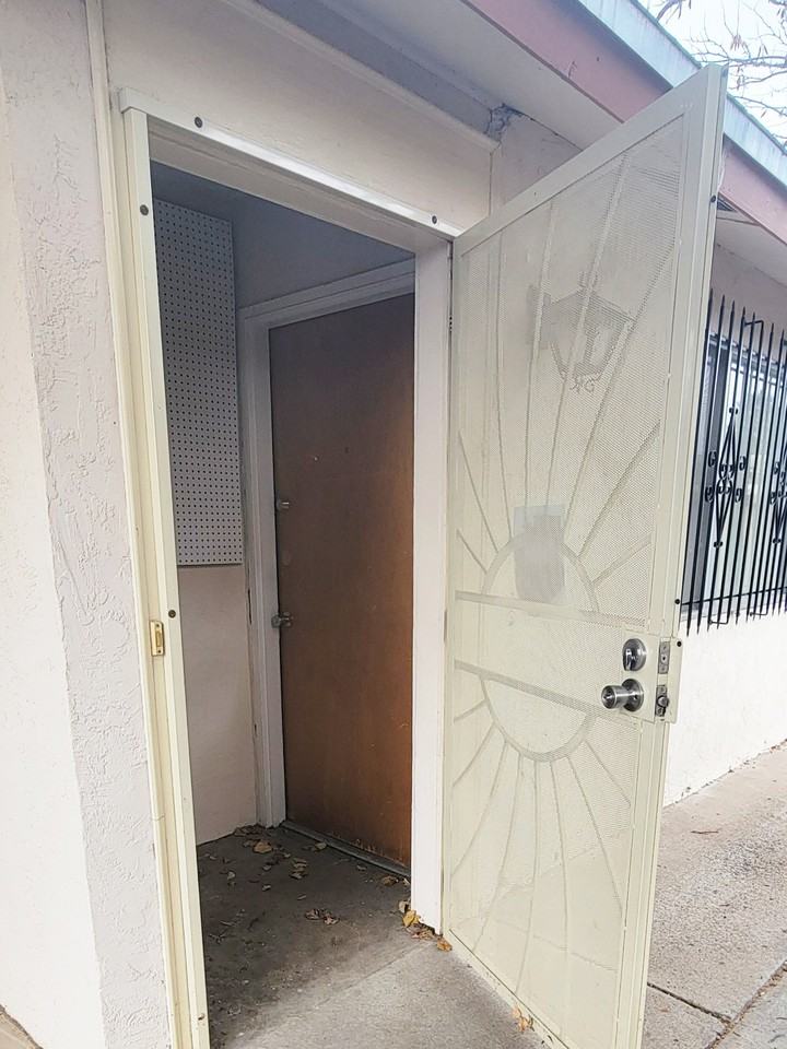 816 Ortiz Dr Se #B - Photo 2 of 13