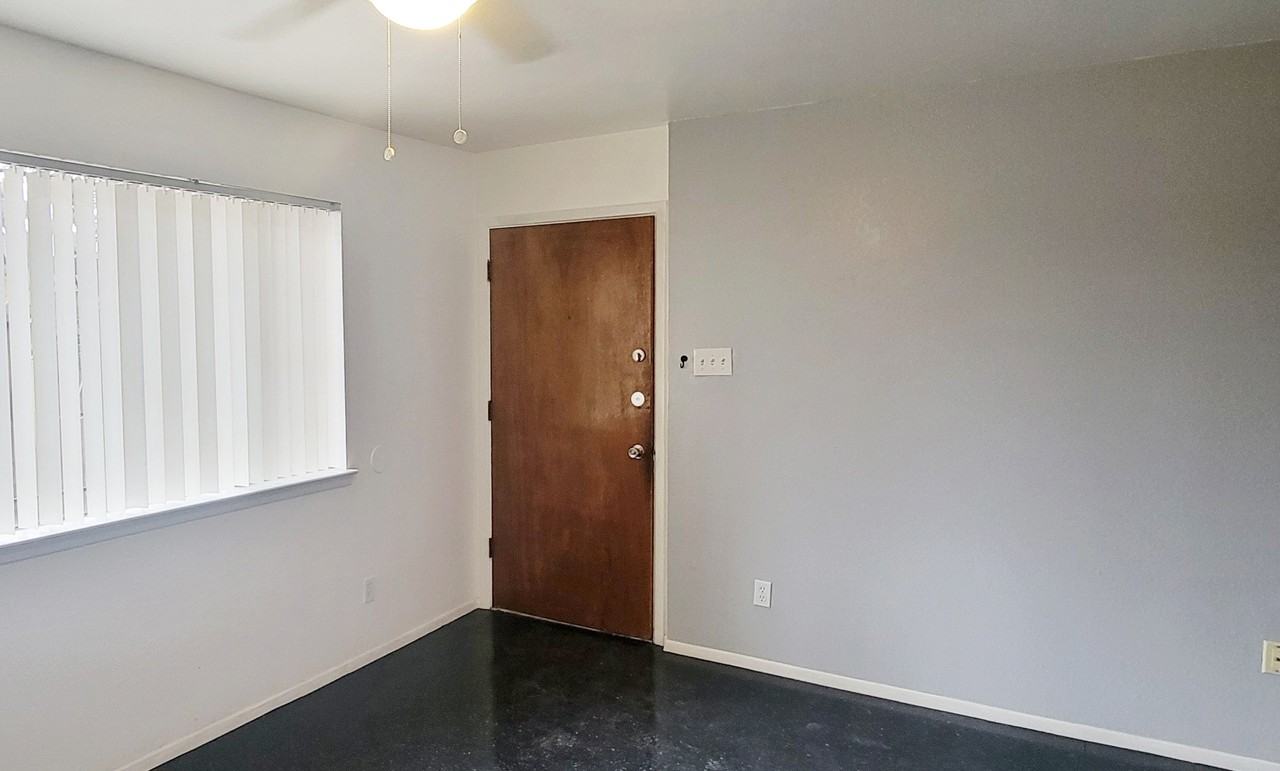 816 Ortiz Dr Se #B - Photo 3 of 13