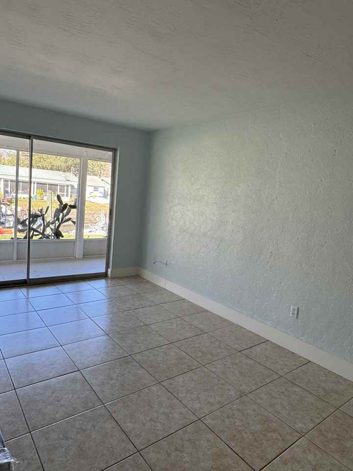 1412 Se Paradise Ave #3 - Photo 3 of 15