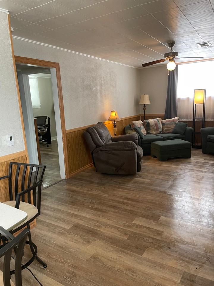 208 1/2 E Pine St - Photo 3 of 17