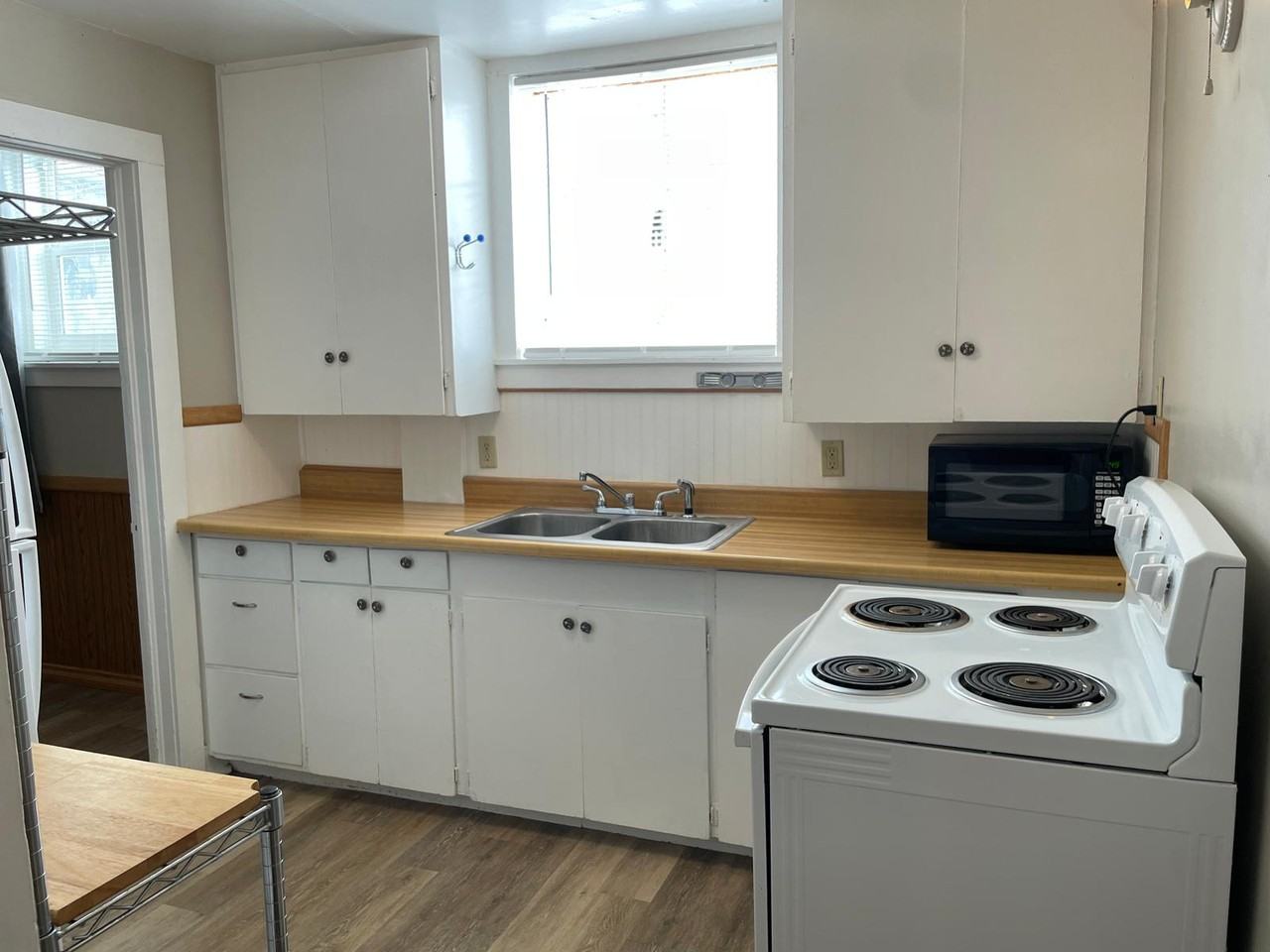 208 1/2 E Pine St - Photo 4 of 17