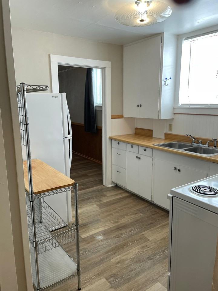 208 1/2 E Pine St - Photo 7 of 17