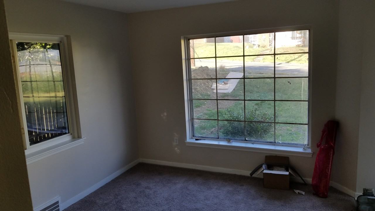 1932 Crestmont Dr #NA - Photo 2 of 8