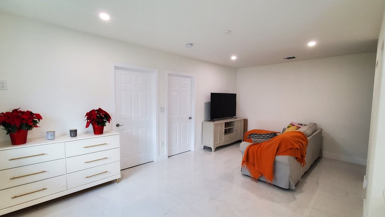 1361 Sw 58th Ave - Photo 3 of 11