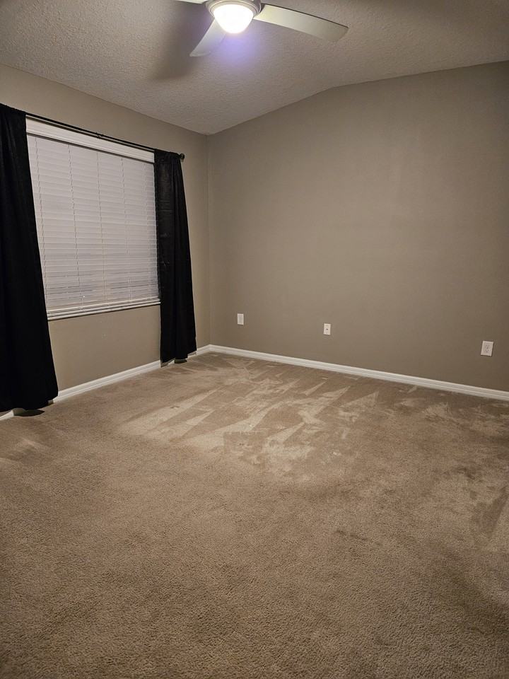 15900 Stable Run Dr - Photo 4 of 9