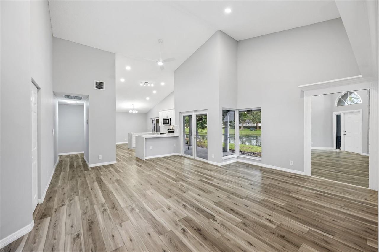 1101 Sw 109th Way #NA - Photo 3 of 17