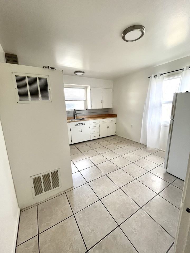 310 4th St #4 - Photo 3 of 17