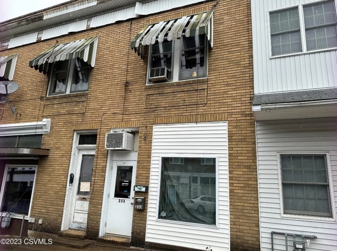 233 S Oak St - Photo 2 of 7