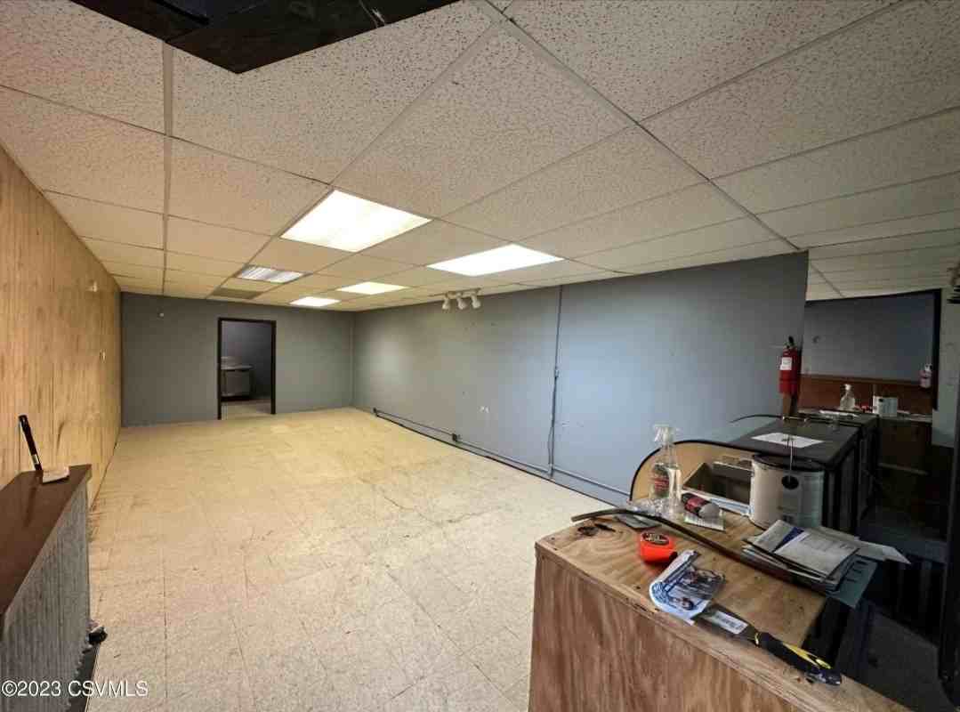 233 S Oak St - Photo 3 of 7