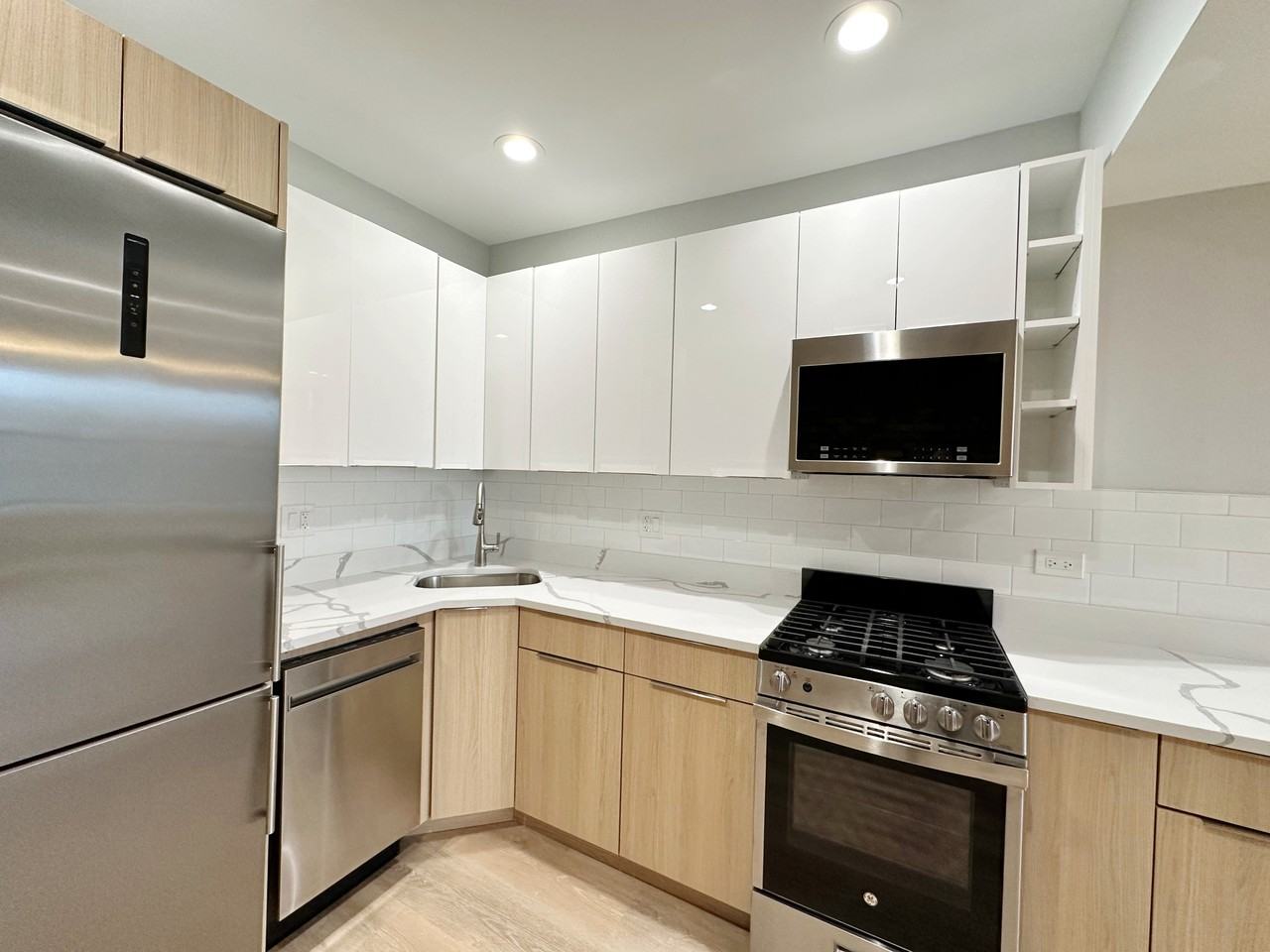 1554 W Juneway Ter #1Q - Photo 4 of 23