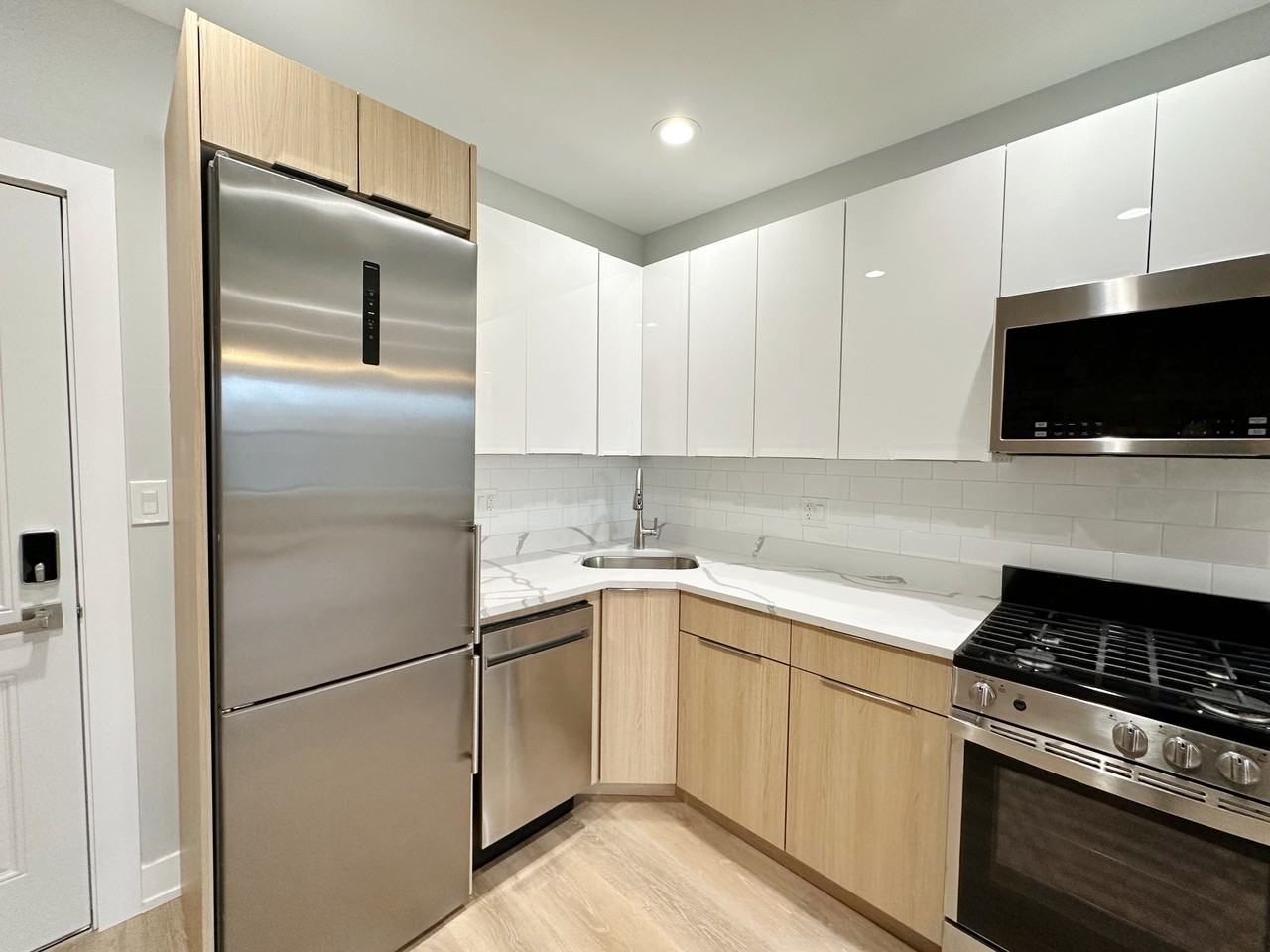 1554 W Juneway Ter #1Q - Photo 5 of 23