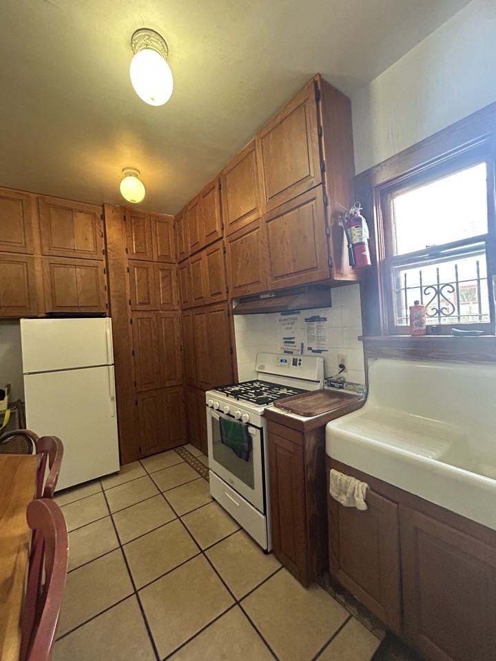 618 Northeast 2nd Street #W - Photo 5 of 11