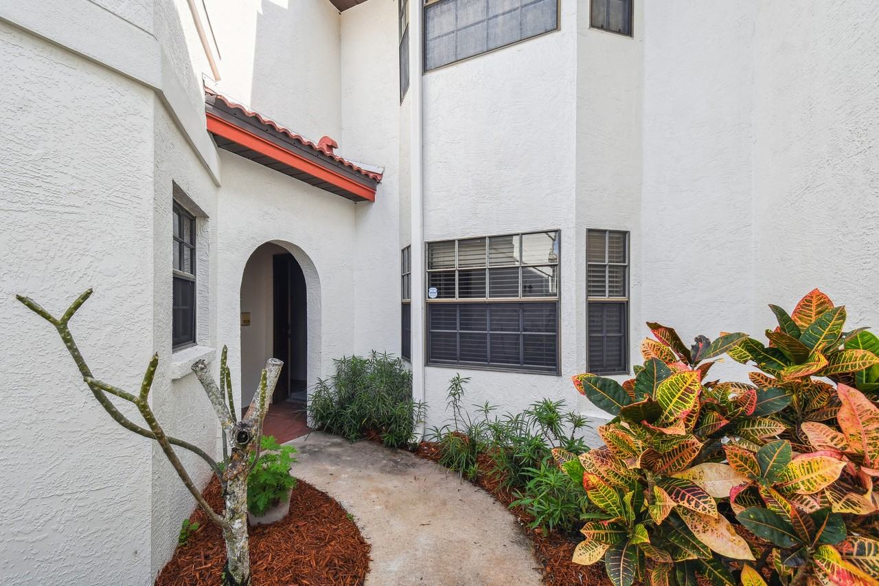 2590 Sykes Creek Dr - Photo 3 of 44