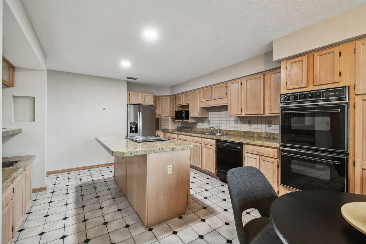 2590 Sykes Creek Dr - Photo 5 of 44