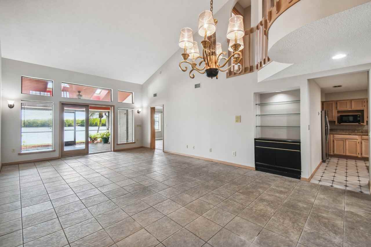 2590 Sykes Creek Dr - Photo 6 of 40