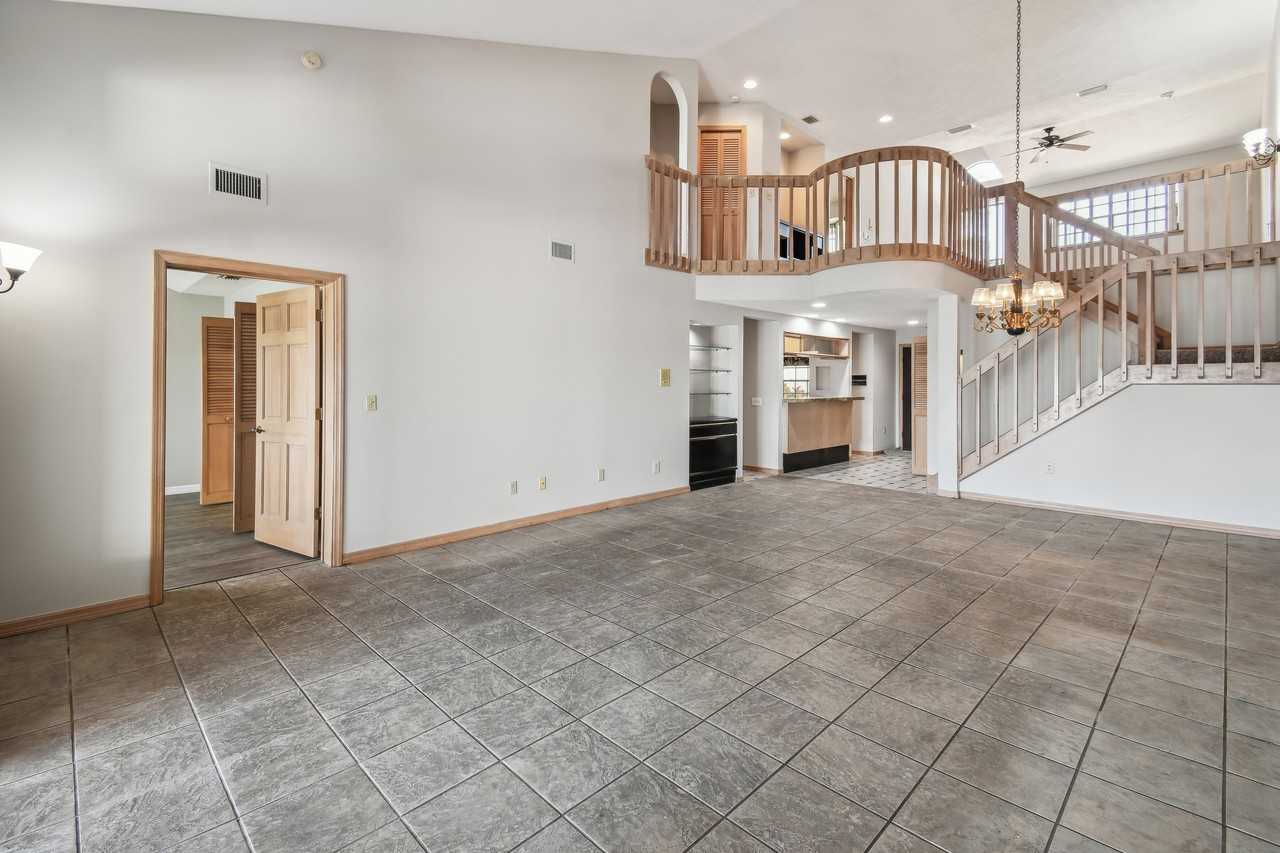 2590 Sykes Creek Dr - Photo 7 of 40