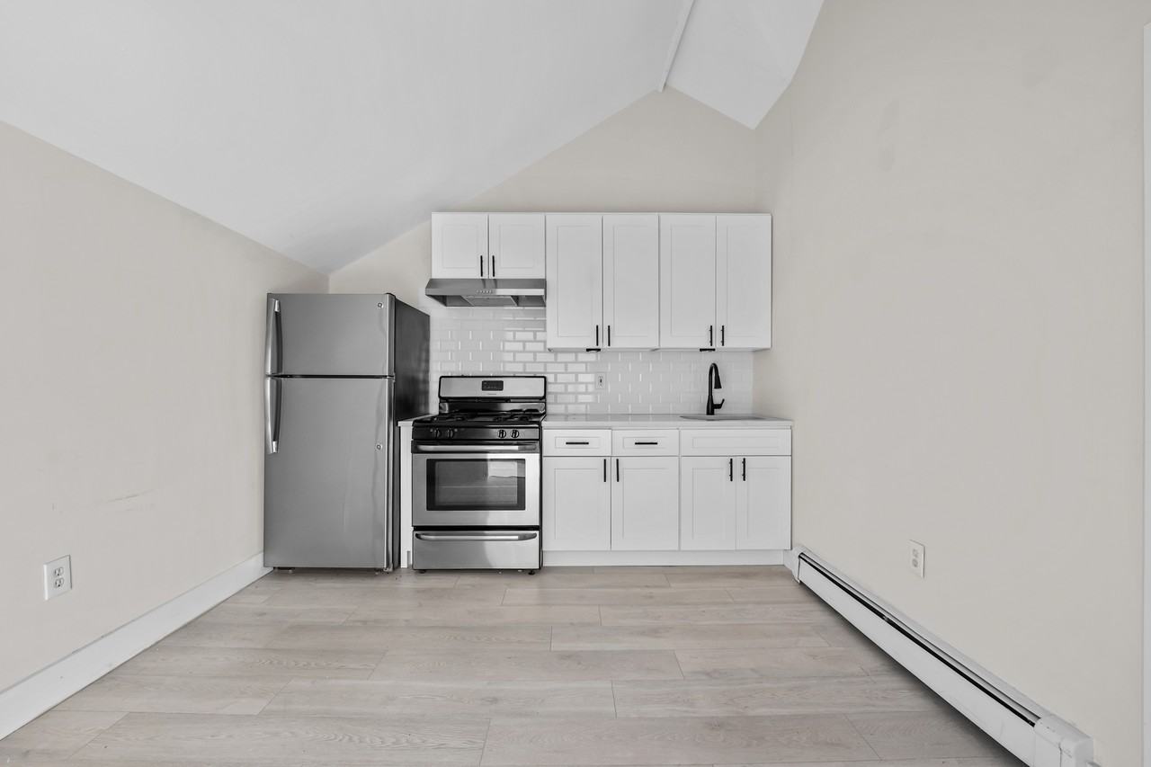 1437 Old Northern Blvd #2R - Photo 2 of 9