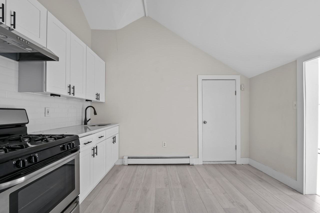 1437 Old Northern Blvd #2R - Photo 3 of 9