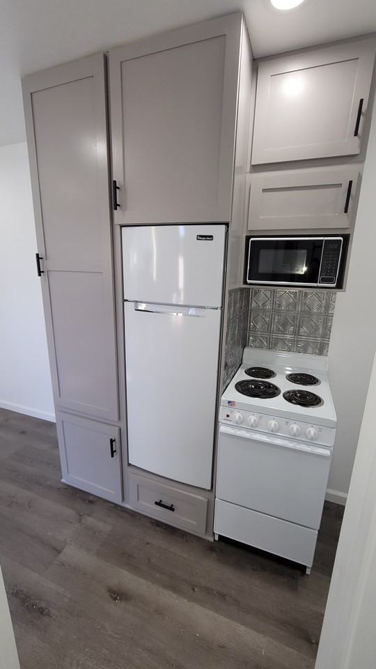 701 W 42nd St - Photo 3 of 15