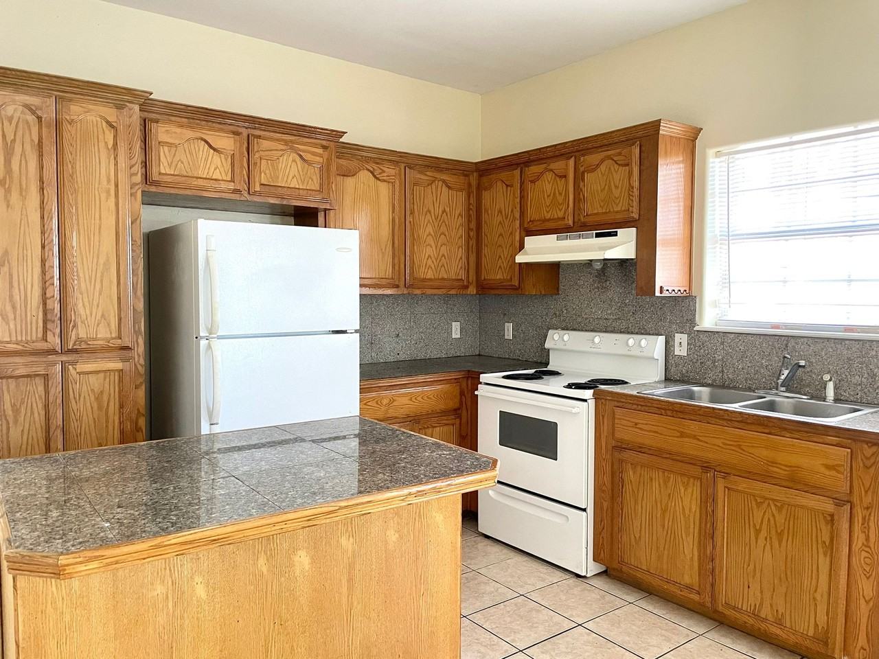 1418 Nassau St #1 - Photo 4 of 12