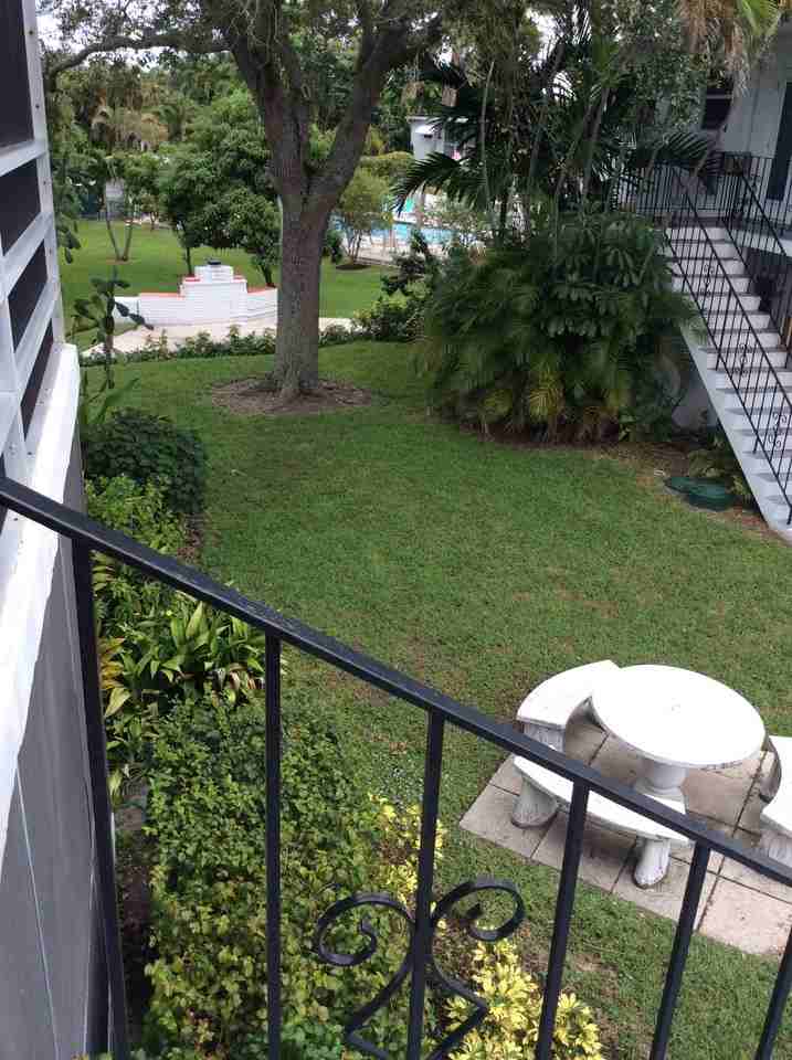 1040 Se 14th Pl #12C - Photo 2 of 9