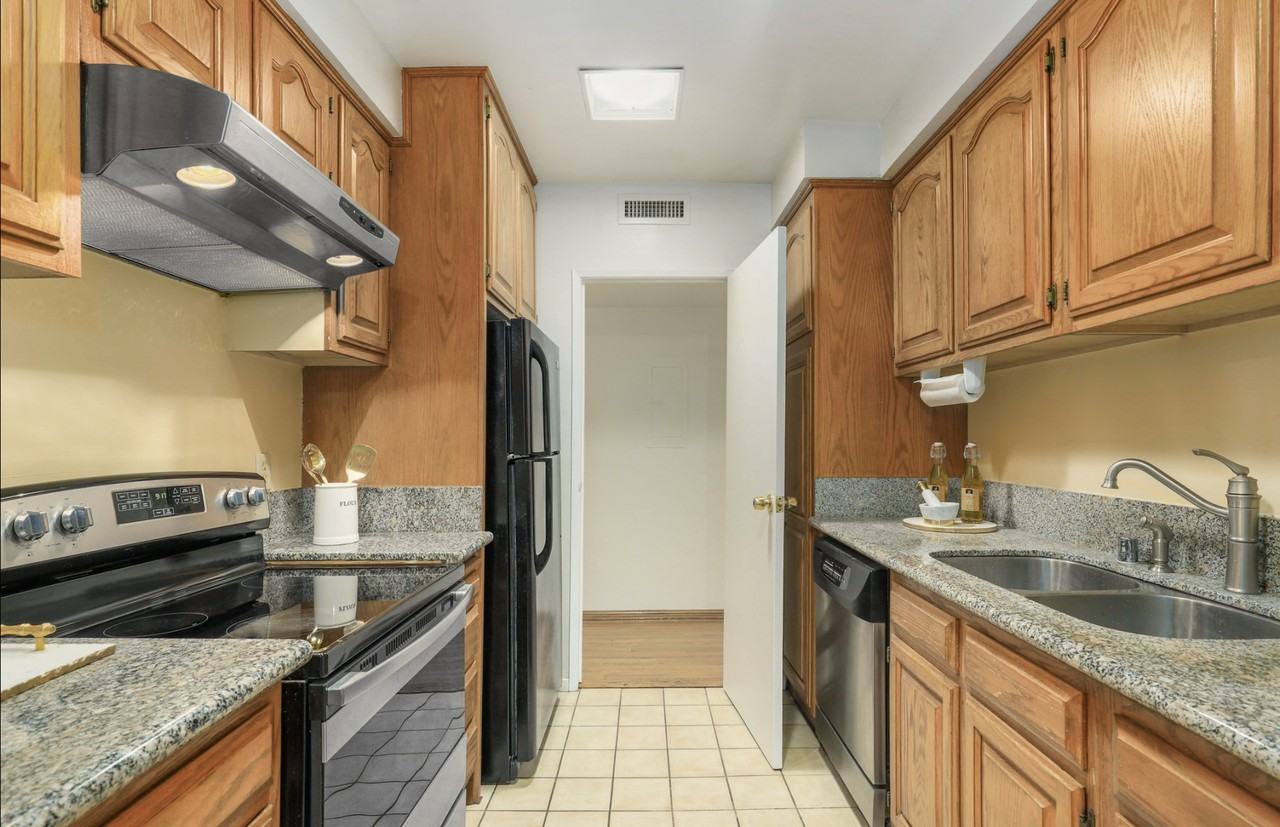 540 Kelton Ave #102 - Photo 6 of 18