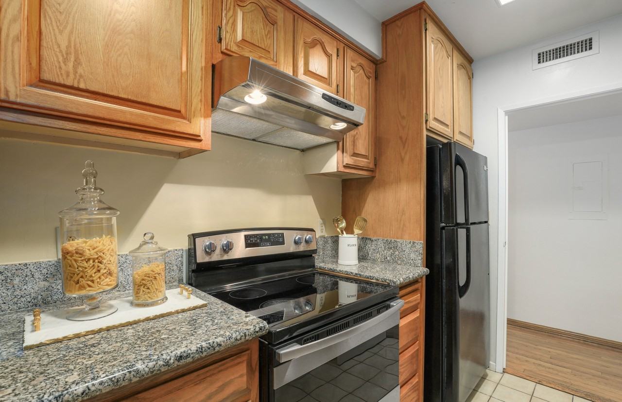 540 Kelton Ave #102 - Photo 5 of 18