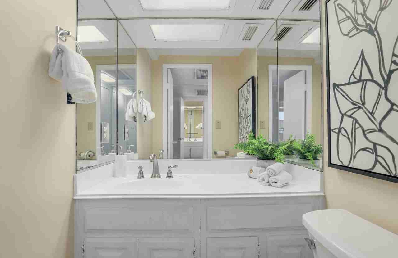 540 Kelton Ave #102 - Photo 7 of 18